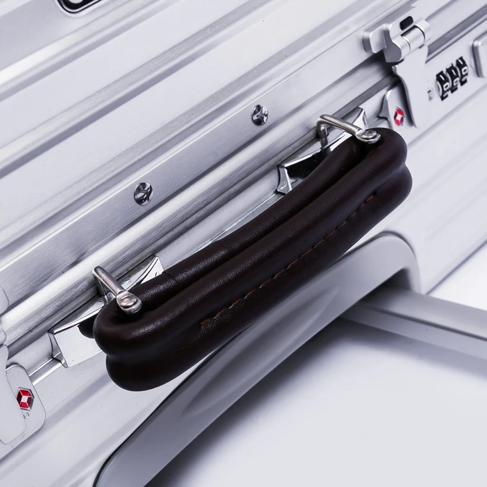 Carry handle configuration for aluminum-magnesium luggage