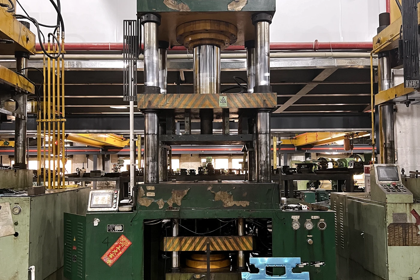 Deep draw press used to form one piece aluminum magnesium luggage shells