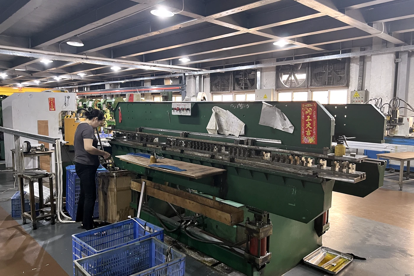 Bending machine forming the frame of an aluminum suitcase