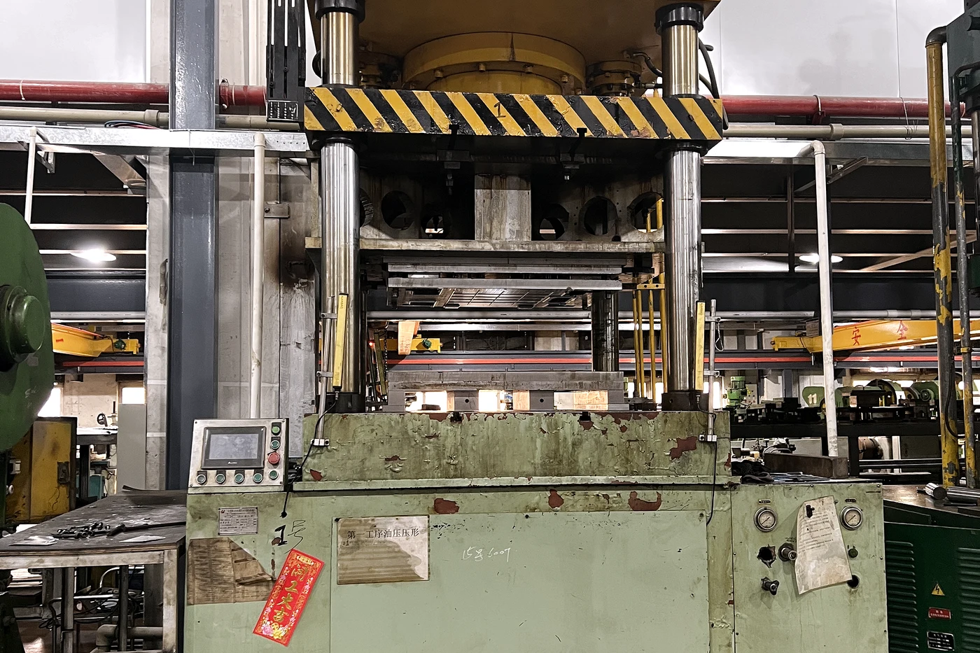 Four column hydraulic press forming aluminum luggage shell panels