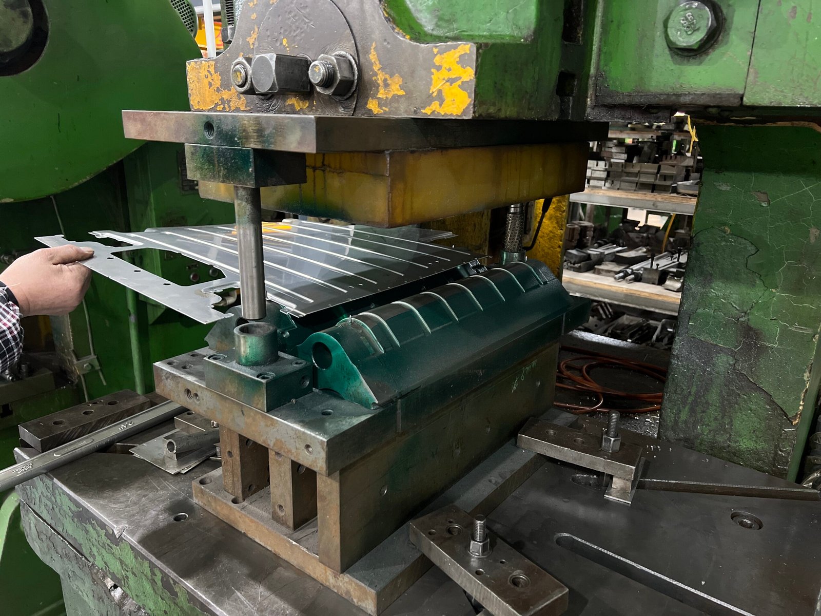 Ribbed metal panel and forming die