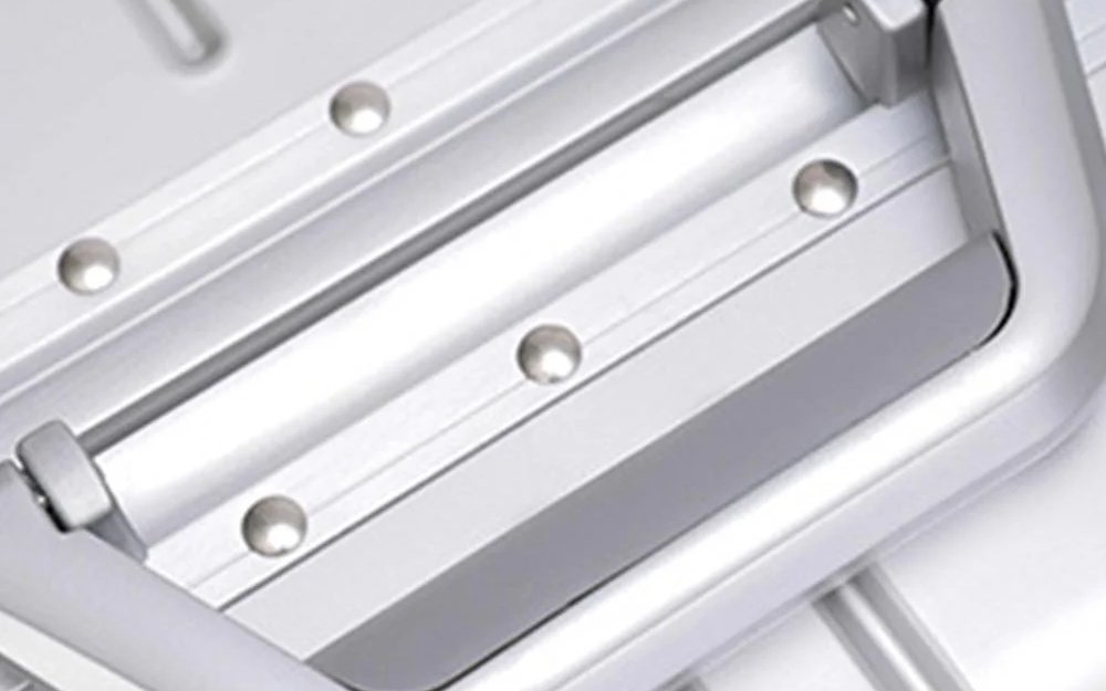 TS-006 A folding carry handle