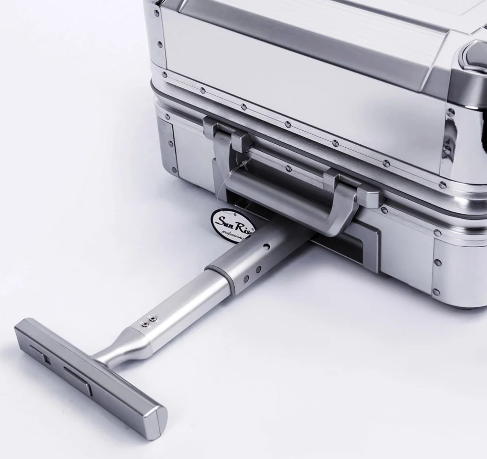YCT-007 Extend the handle to roll the case