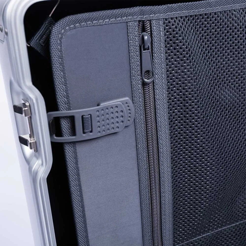 YCT-009 A zippered pocket in the divider